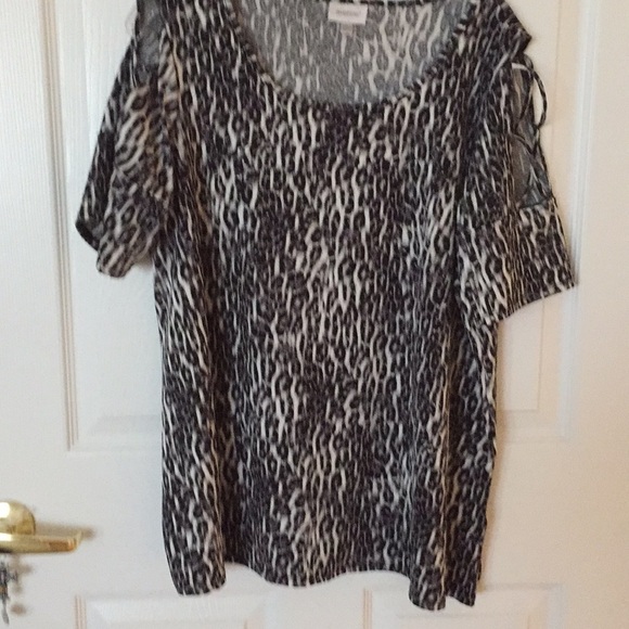 ANY 3 TOPS FOR $9 - Picture 3 of 3